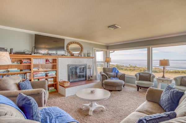 Living Room with fireplace